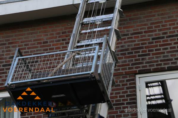 Ladderlift met dakpannen voor dakpan reparatie in Voerendaal