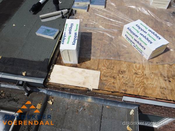 Plat dak isolatie met Kingspan isolatieplaten tijdens renovatie in Voerendaal