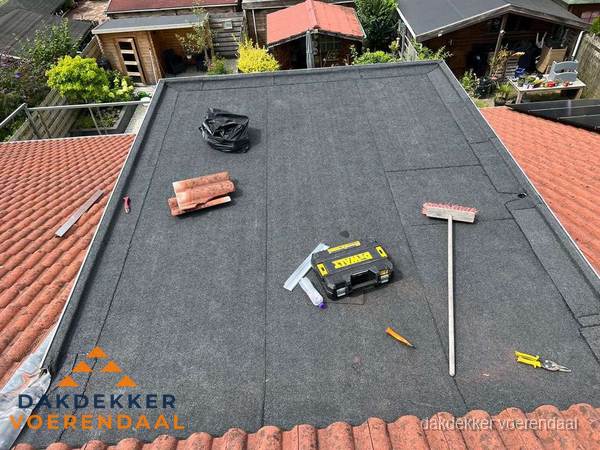 Gereedschap op nieuw plat dak na renovatie in Voerendaal Gereedschap op nieuw plat dak na renovatie in Voerendaal