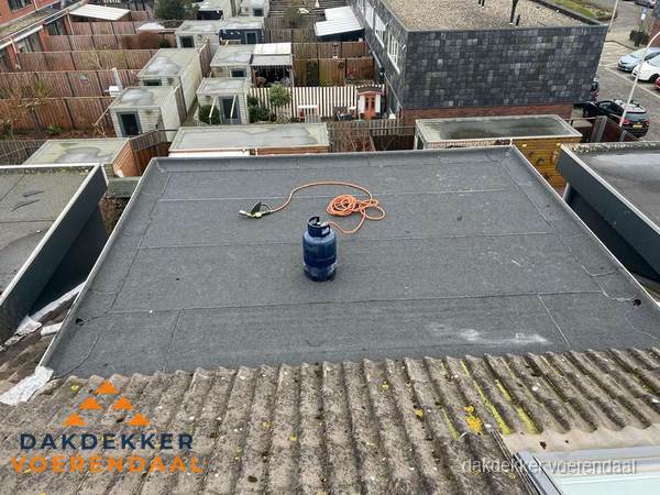 Plat dak met nieuwe bitumen dakbedekking en brandgereedschap in Voerendaal Plat dak met nieuwe bitumen dakbedekking en brandgereedschap in Voerendaal