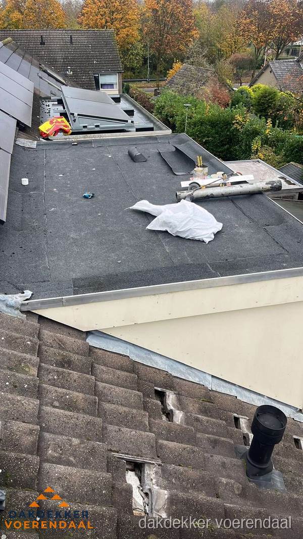Beschadigde dakbedekking op plat dak voor reparatie in Voerendaal Beschadigde dakbedekking op plat dak voor reparatie in Voerendaal