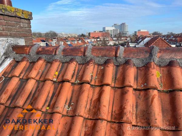 Pannendak met nokvorst en schoorsteen, dakrenovatie in Voerendaal Pannendak met nokvorst en schoorsteen, dakrenovatie in Voerendaal