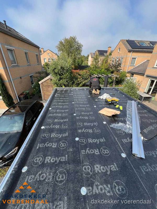 Nieuwe Royal bitumen dakbedekking op plat dak van aanbouw in Voerendaal Nieuwe Royal bitumen dakbedekking op plat dak van aanbouw in Voerendaal