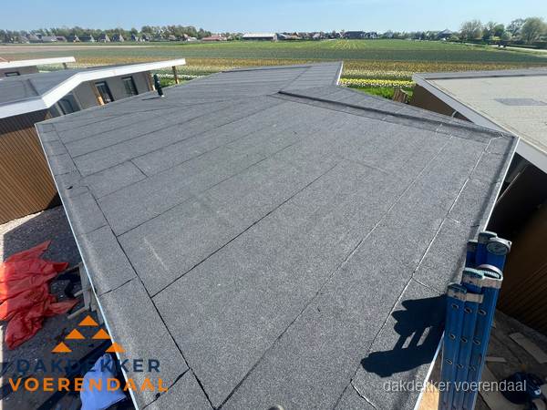 Nieuw bitumen plat dak met uitzicht over landschap in Voerendaal