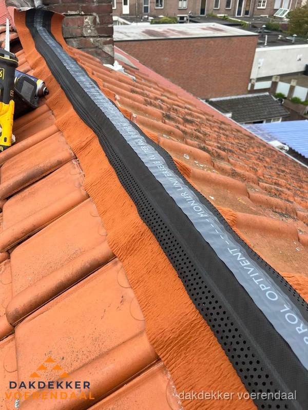 Nokventilatie installeren op hellend pannendak in Voerendaal Nokventilatie installeren op hellend pannendak in Voerendaal